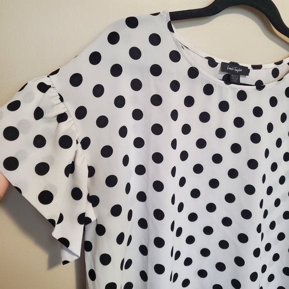 ✨️2/$20 Flutter-Sleeve Dot Blouse - Picture 2 of 4